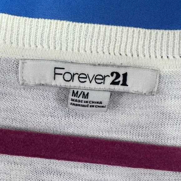 🔥2/$10 |•FOREVER 21•| Striped V-Neck Sweater Size Medium - Picture 2 of 4